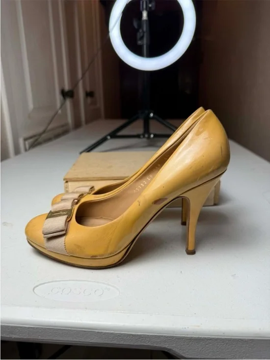Salvatore Ferragamo Yellow
Patent Vara
Bow Peep Toe Platform Pumps Sz
6.5 - Picture 2 of 13